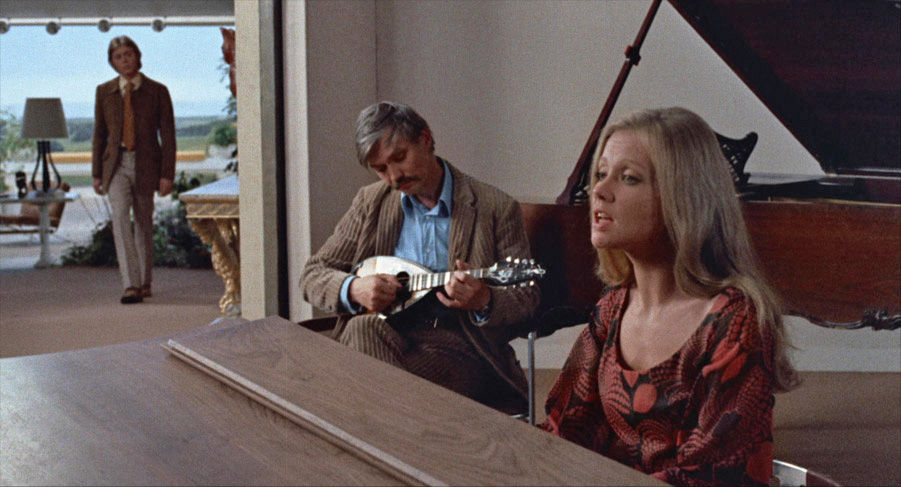 Hayley Mills as Ellie sings as Mike watches on