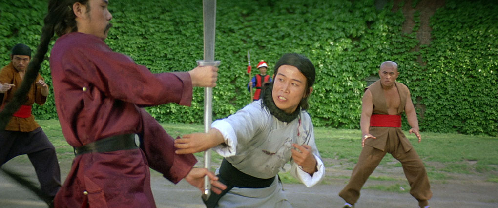 Yun Fei fights Shih in his compound