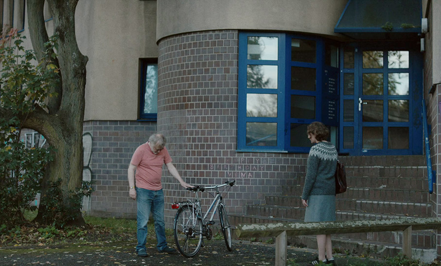 Astrid tries to return a broken bike to its uncooperative seller