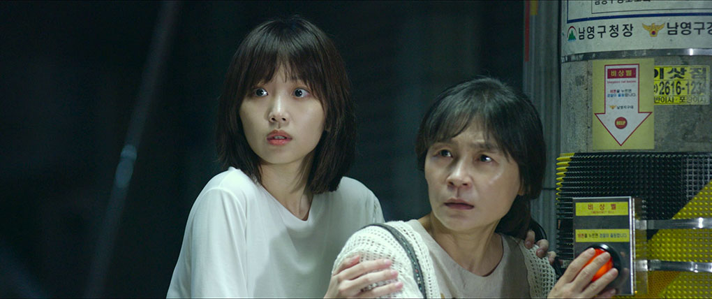 Kyung-mi and her mother fear the approach of a stranger