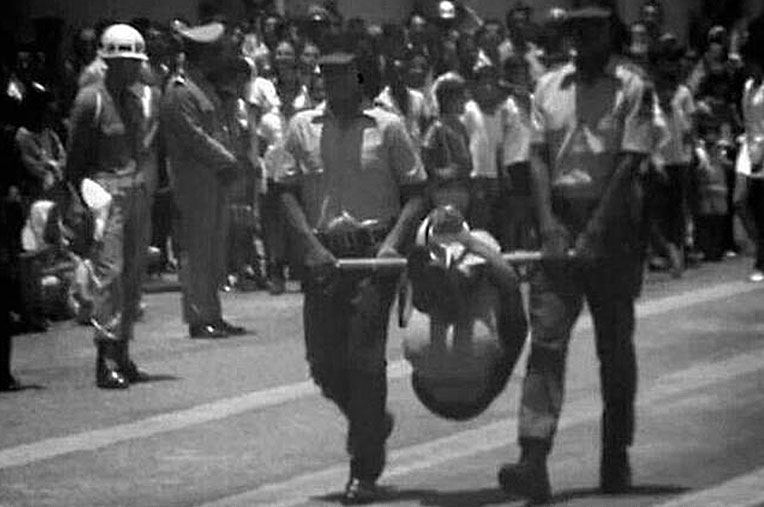 An Indigenous person is displayed on a torture instrument called pau-de-arara in Belo Horizonte in 1970 during
the graduation ceremony of the first Indigenous Guard. Image courtesy
