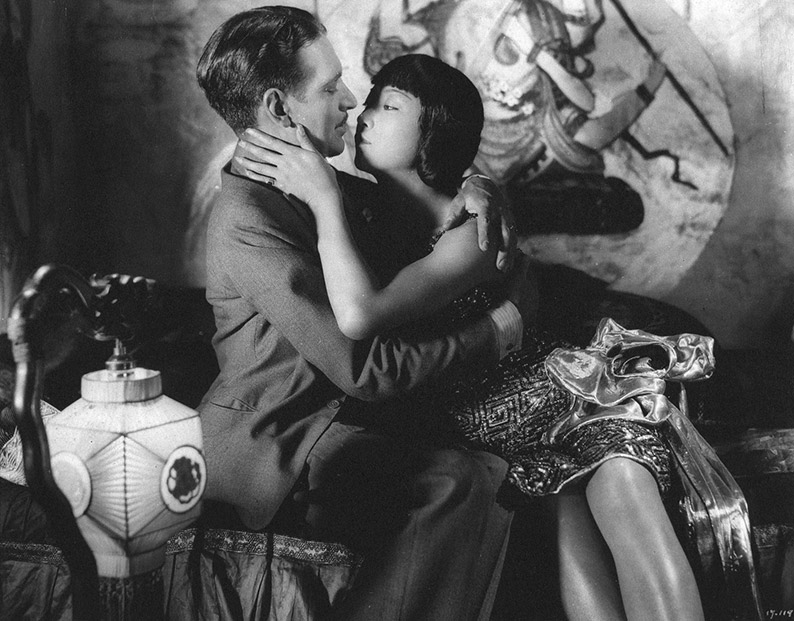 Anna May Wong seduces in Piccadilly