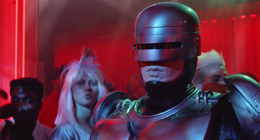 RoboCop confronts Leon in a nightclub
