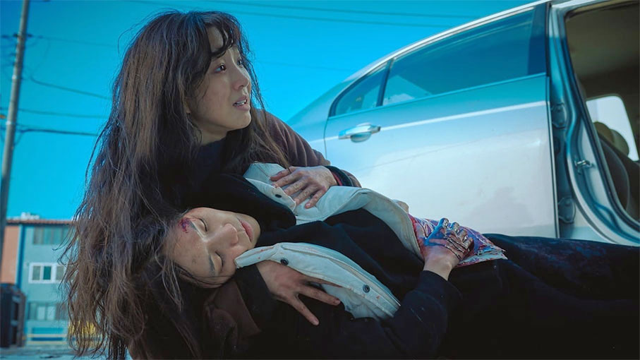 Do-Kyung holds her injured sister outside the hospital.