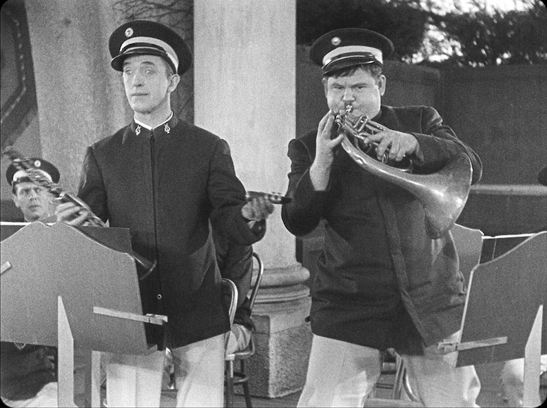 Stan and Ollie fail as musicins in You're Darn Tootin'